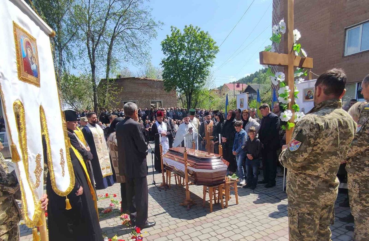 Новини Тернополя - фото з Бучач молився за тяжко пораненого, але… Тернопільщина прощається з Миколою Луцівим