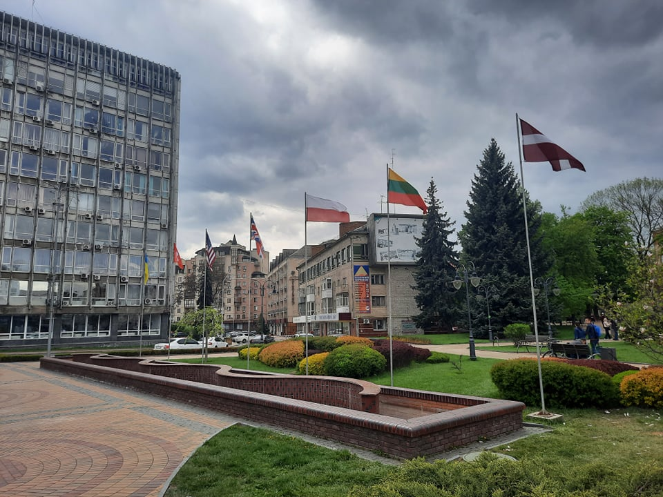 Новини Вінниці - фото з ФОТО ДНЯ: на Соборній вивішали прапори України та семи країни