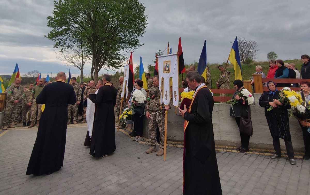 Новини Тернополя - фото з Бучач молився за тяжко пораненого, але… Тернопільщина прощається з Миколою Луцівим