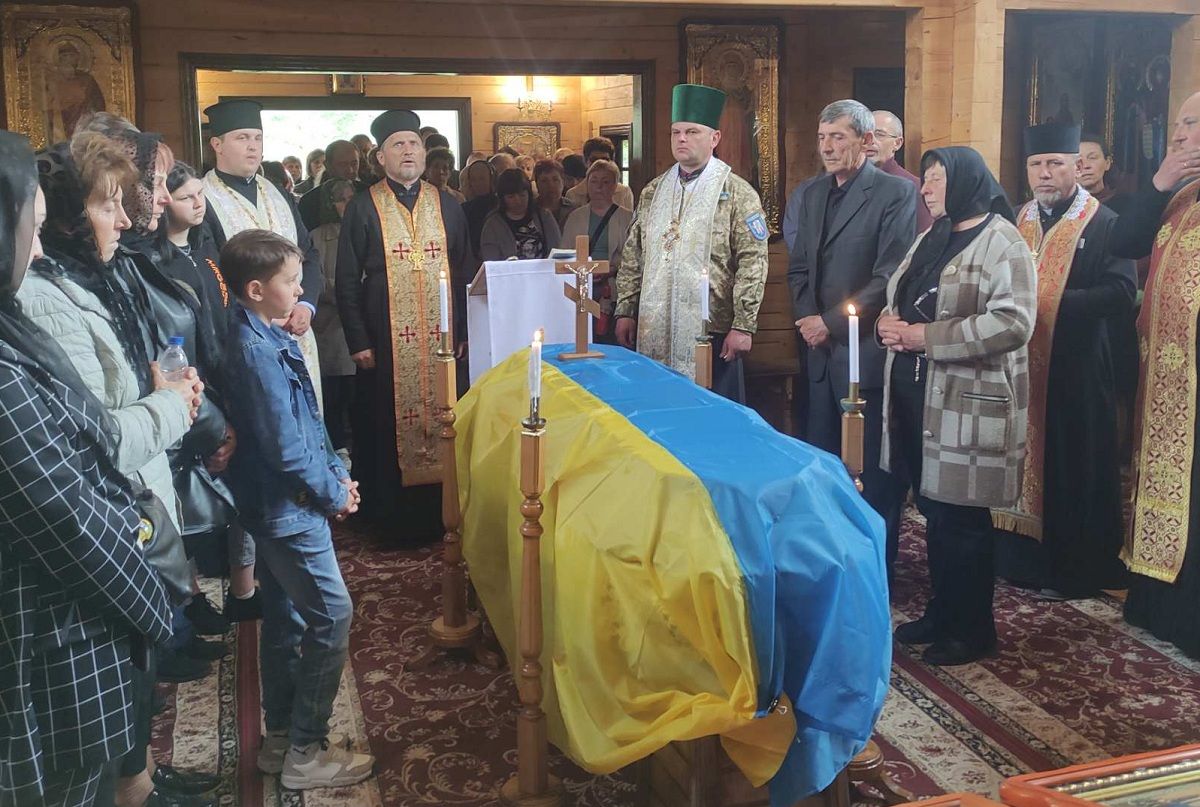 Новини Тернополя - фото з Бучач молився за тяжко пораненого, але… Тернопільщина прощається з Миколою Луцівим