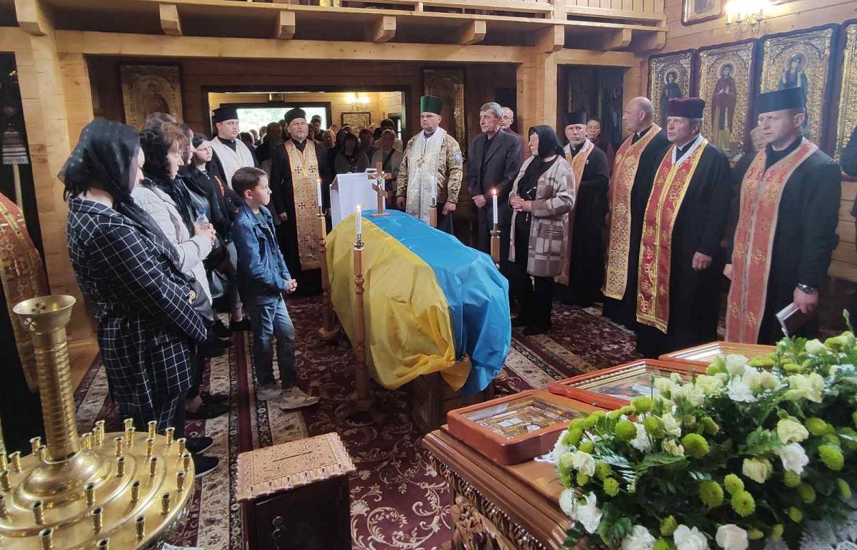 Новини Тернополя - фото з Бучач молився за тяжко пораненого, але… Тернопільщина прощається з Миколою Луцівим