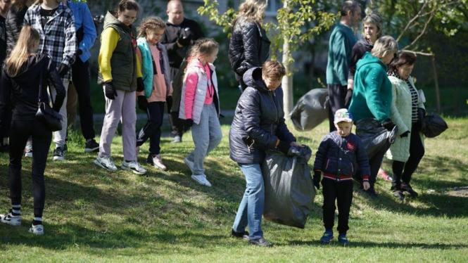 Новини Вінниці - фото з Військові в Придністров’ї в повній бойовій готовності та інше важливе за 8 травня в Вінниці «Це відрізняє нас від орків». У Вінниці переселенці долучились до толоки
