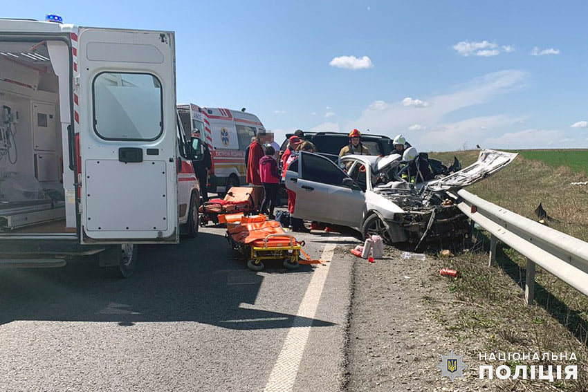 Новини Хмельницького - фото з “Ми дивом вижили”: у смертельній ДТП на Хмельниччині важко травмувалися мама й донька Возможно, это изображение 3 человека и на открытом воздухе