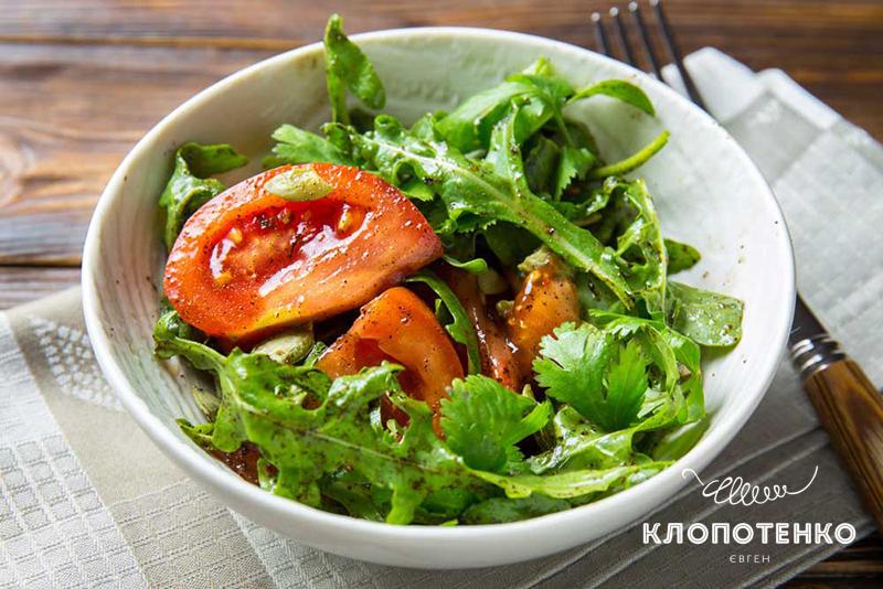 Новини Вінниці - фото з Легкі салати із цукіні, томатів та та редиски: оригінальні рецепти від Клопотенка Салат с томатами, зеленью и кофе