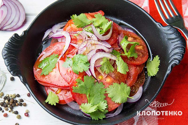Новини Вінниці - фото з Легкі салати із цукіні, томатів та та редиски: оригінальні рецепти від Клопотенка Салат с томатами, зеленью и кинзой