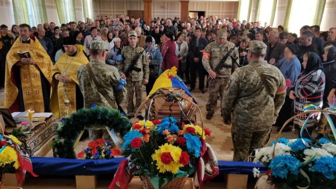 На зображенні може бути: одна або кілька осіб, люди стоять та військова форма