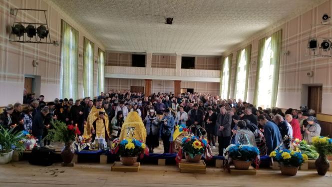 На зображенні може бути: одна або кілька осіб, люди стоять та у приміщенні