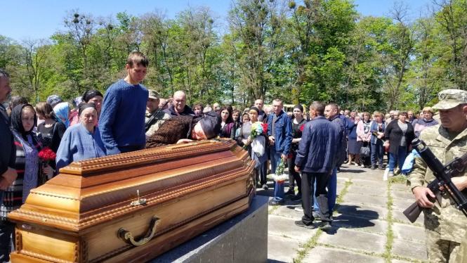 На зображенні може бути: 11 людей, люди стоять та на відкритому повітрі