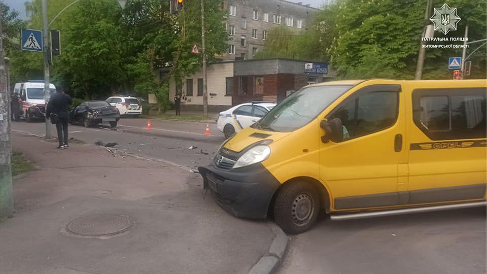 Новини Житомира - фото з На перехресті Грушевського - Мазепи не розминулися два авто: одного з водіїв ушпиталили