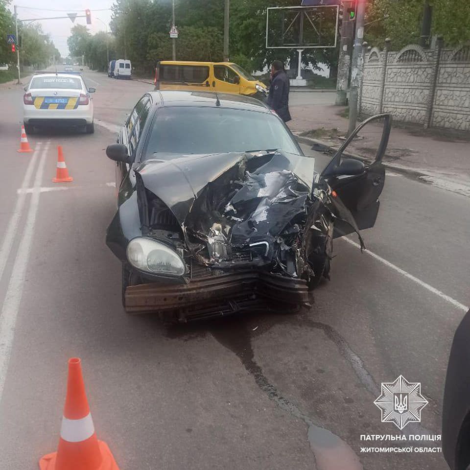 Новини Житомира - фото з На перехресті Грушевського - Мазепи не розминулися два авто: одного з водіїв ушпиталили