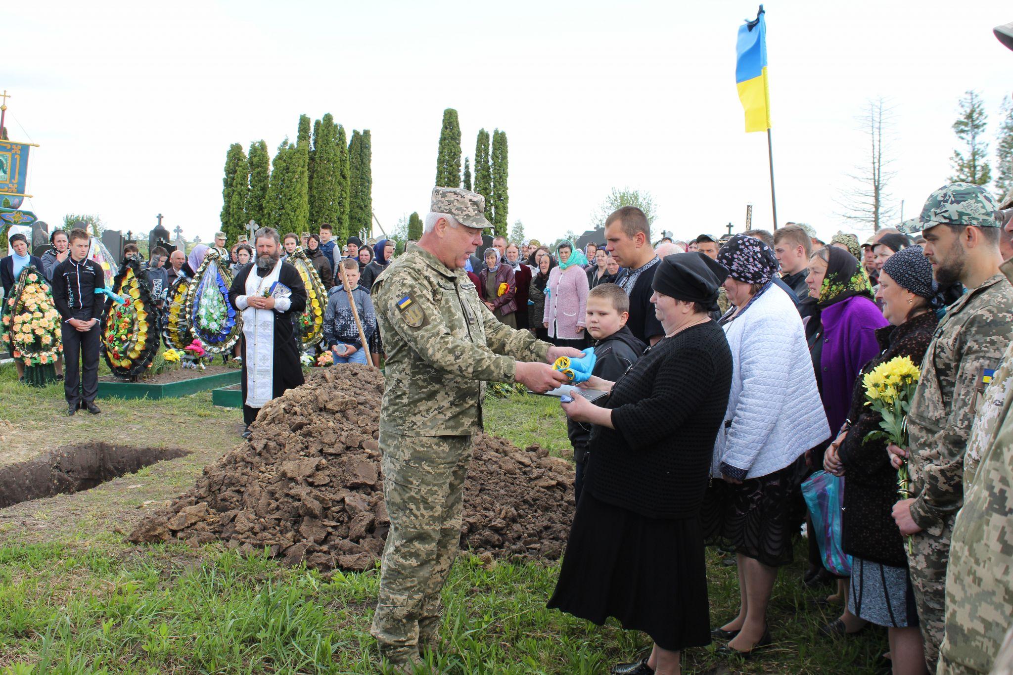 Новини Тернополя - фото з «Усе село ніби завмерло!» Шумщина в останню путь проводжає Героя Олександра Луцика
