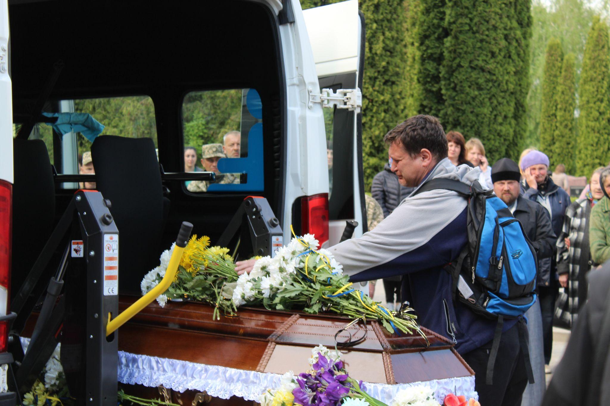 Новини Тернополя - фото з «Усе село ніби завмерло!» Шумщина в останню путь проводжає Героя Олександра Луцика