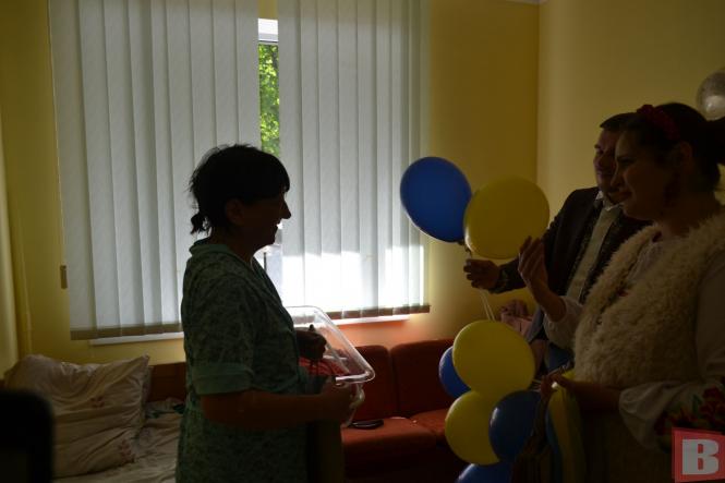 Новини Хмельницького - фото з У вишиванки - з пелюшок. У Хмельницькому вітали новоспечених матусь