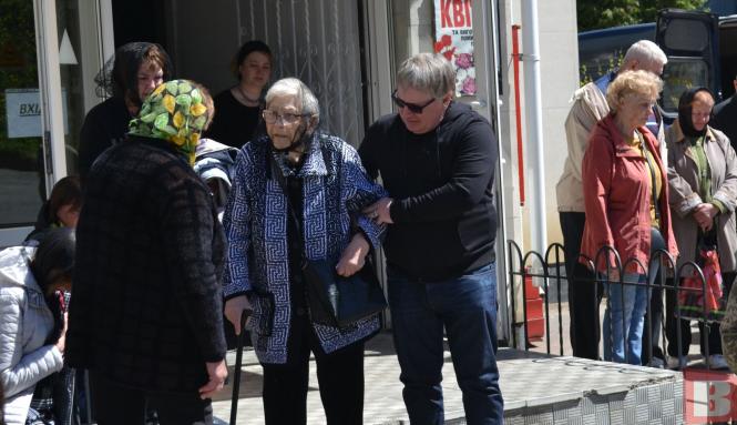 Новини Хмельницького - фото з “Він - наша гордість”. Хмельницький попрощався з воїном Олексієм Лопатіним