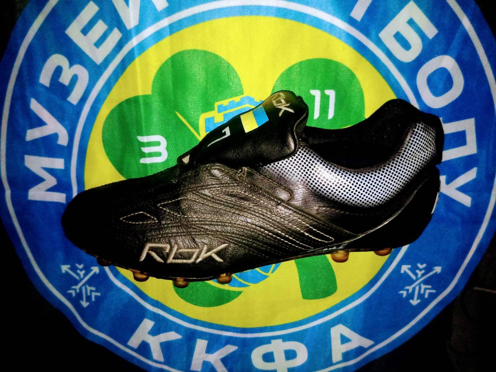 Новини Хмельницького - фото з Хмельничани виставили на аукціон раритетну бутсу футболіста Андрія Шевченка