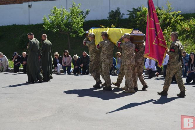Новини Хмельницького - фото з “Він - наша гордість”. Хмельницький попрощався з воїном Олексієм Лопатіним