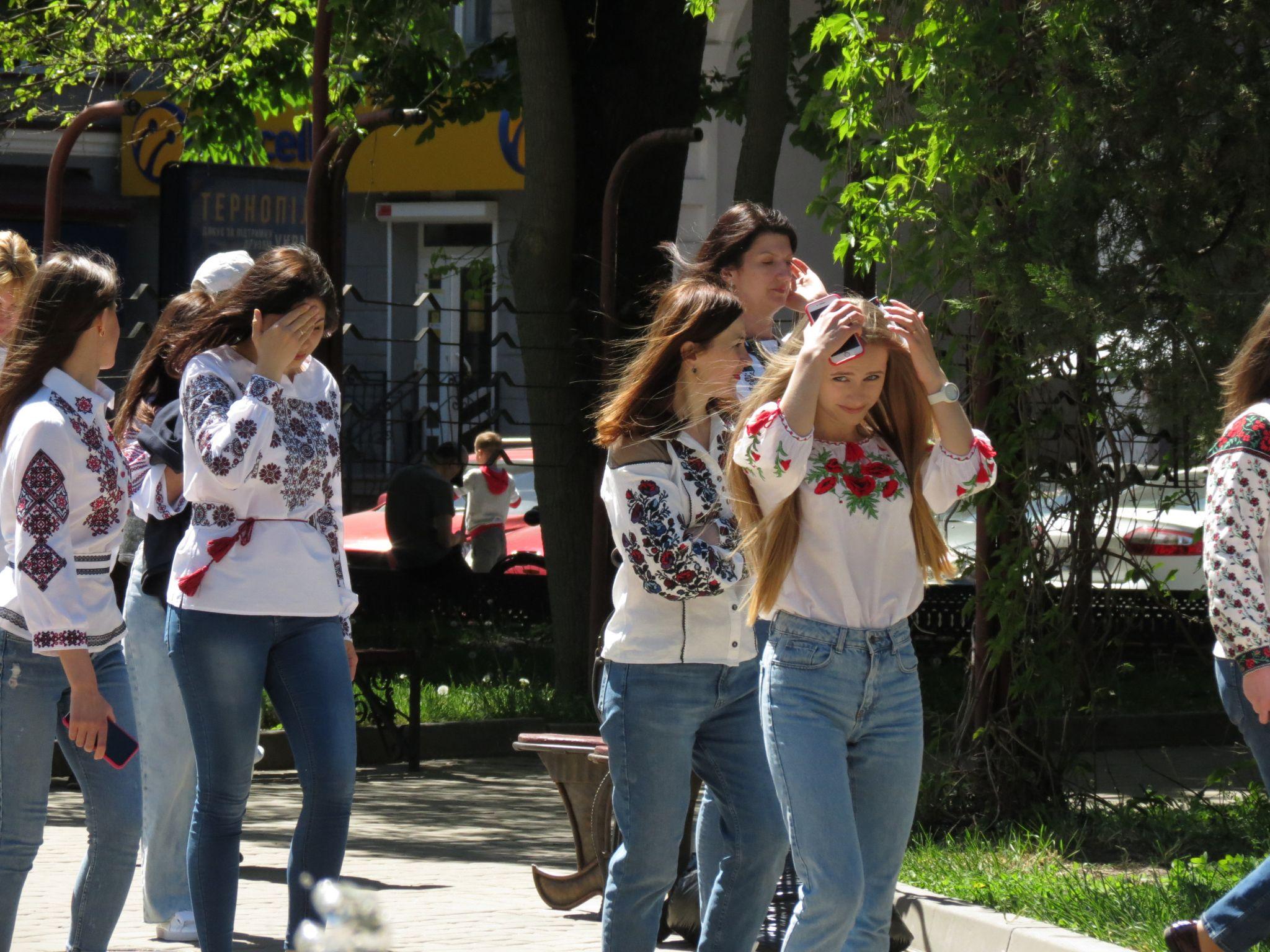 Новини Тернополя - фото з Які вишиванки одягнули тернополяни на свято? Шукайте себе та друзів на фото (РЕПОРТАЖ)