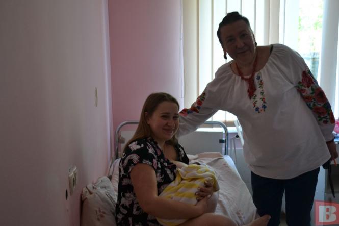 Новини Хмельницького - фото з У вишиванки - з пелюшок. У Хмельницькому вітали новоспечених матусь