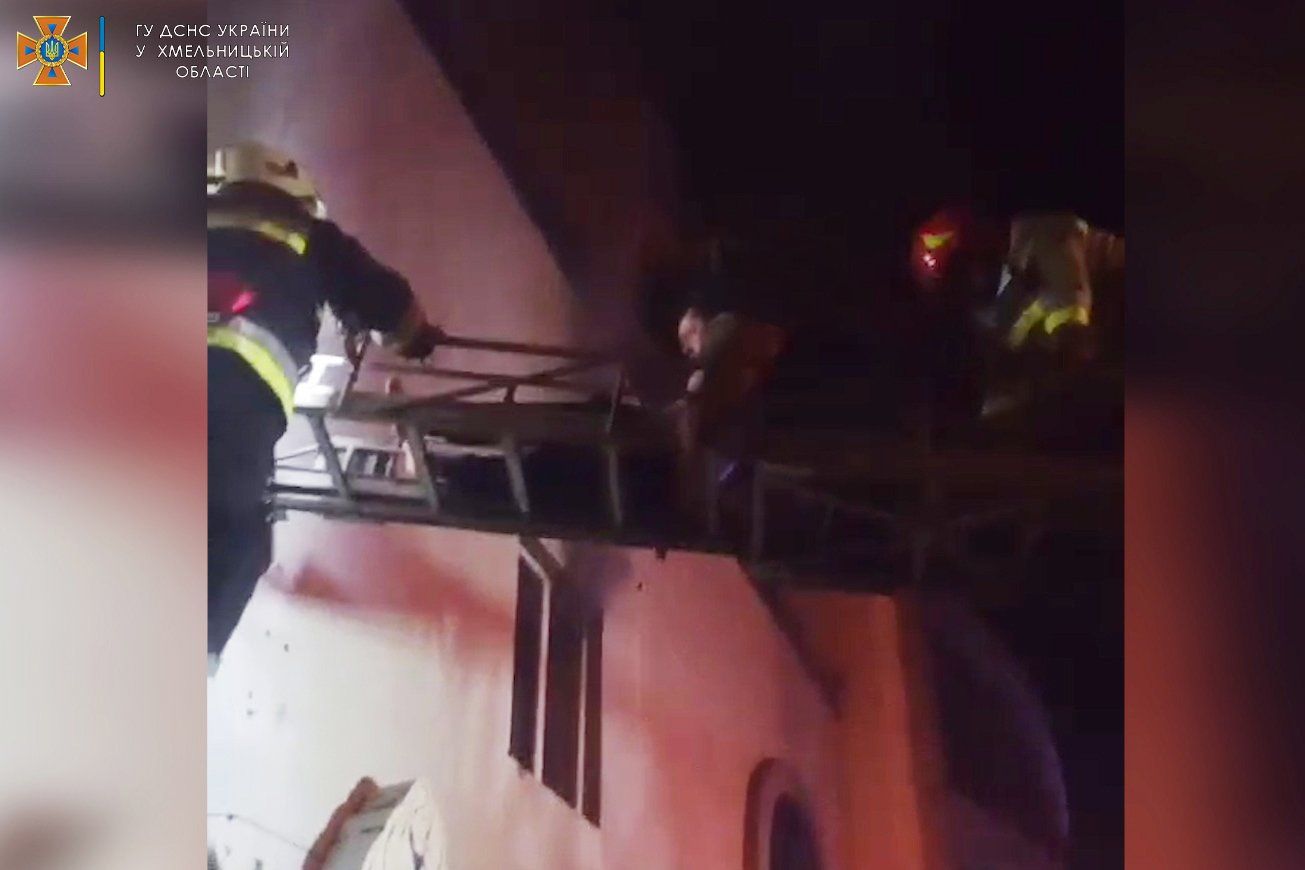 Новини Хмельницького - фото з У Кам’янці-Подільському горів готель: з пожежі врятували 14 людей (ФОТО)