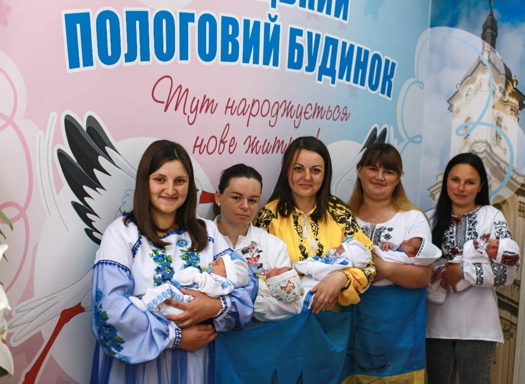 Новини Тернополя - фото з Фото дня: немовлята Тернопільщини отримали свою першу вишиванку