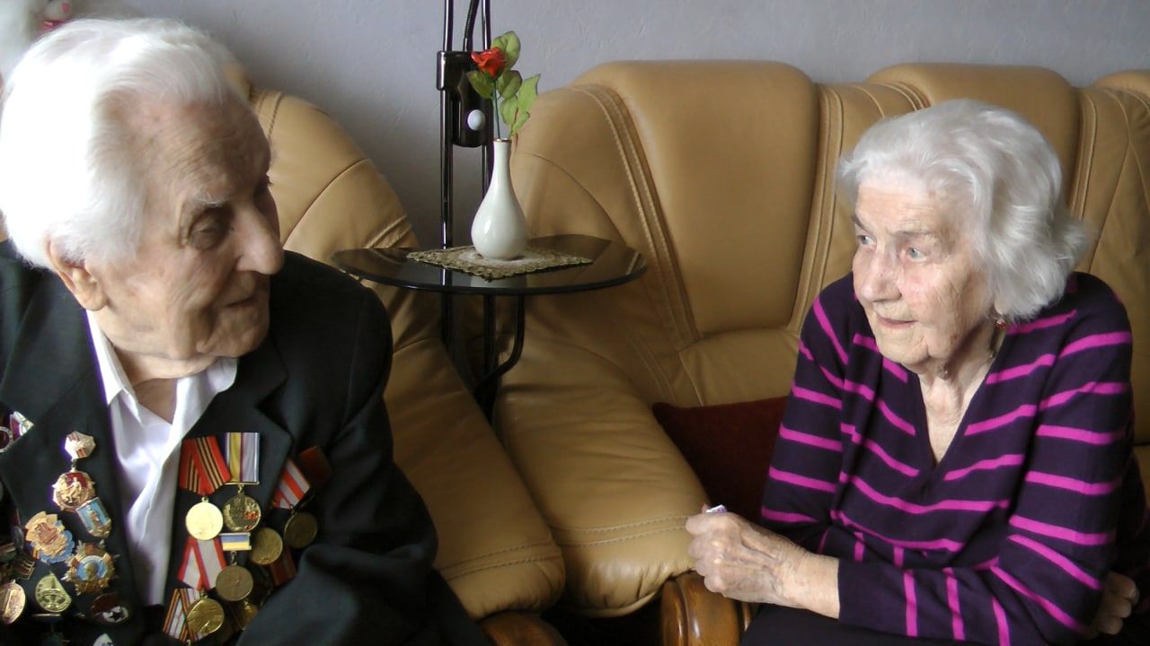 Новини Вінниці - фото з Вінницькому льотчику-ветерану Другої світової виповнюється сто років. 72 з них поруч — кохана Єлизавета