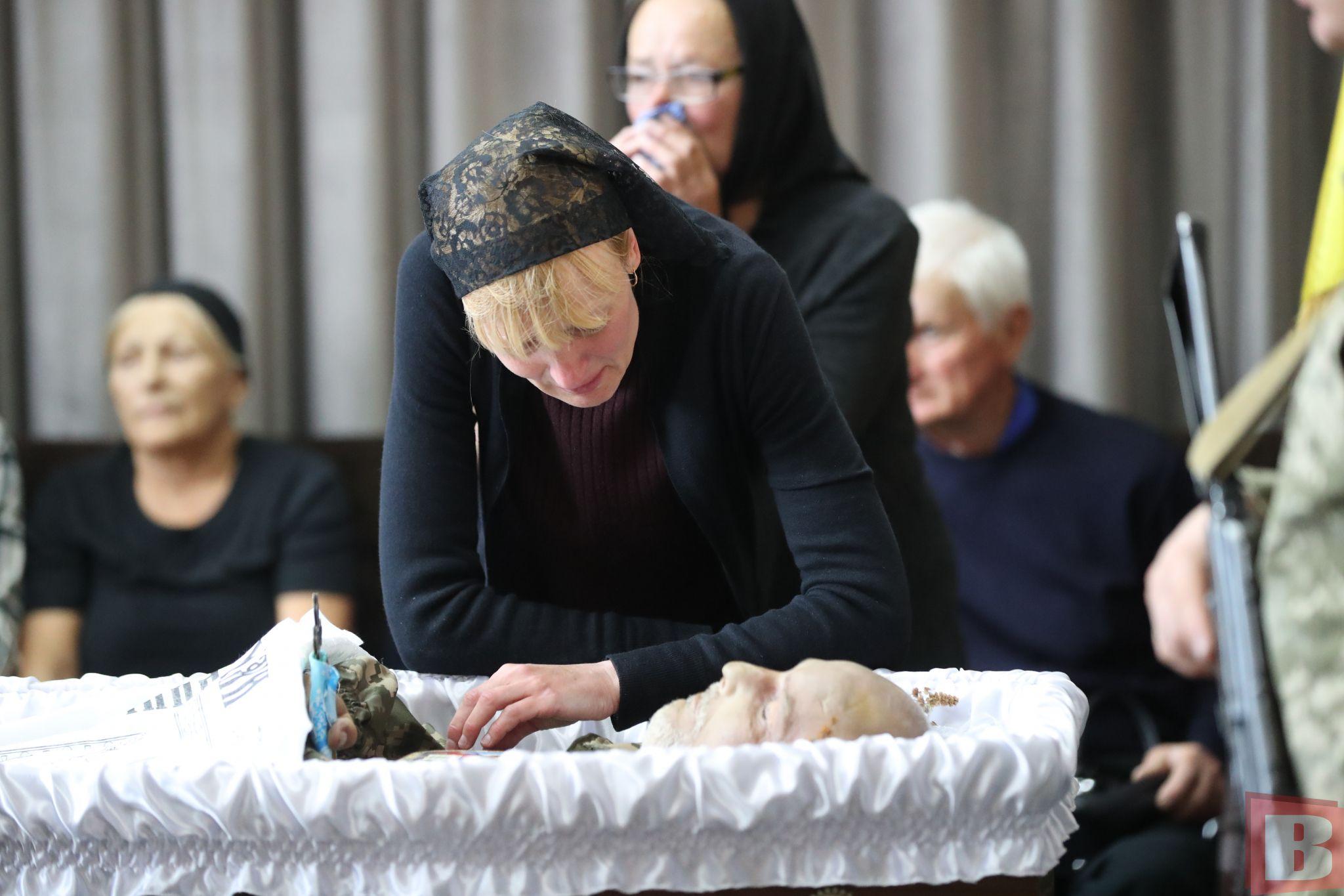 Новини Хмельницького - фото з «Як дітям рости без батька?» У Хмельницькому попрощалися з військовим Миколою Глєбічевим (ФОТО)