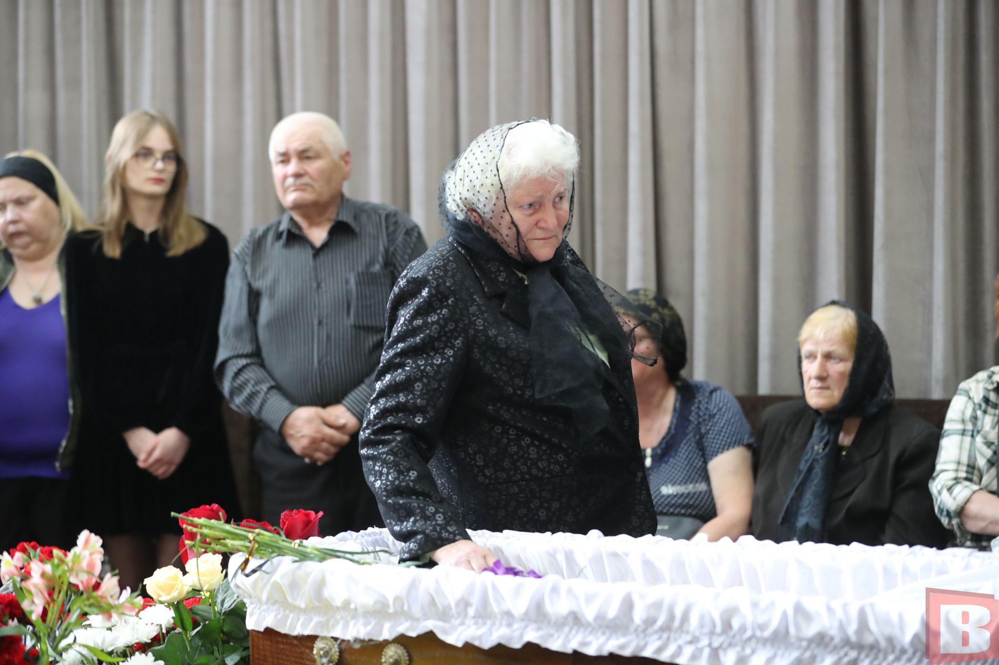 Новини Хмельницького - фото з «Як дітям рости без батька?» У Хмельницькому попрощалися з військовим Миколою Глєбічевим (ФОТО)