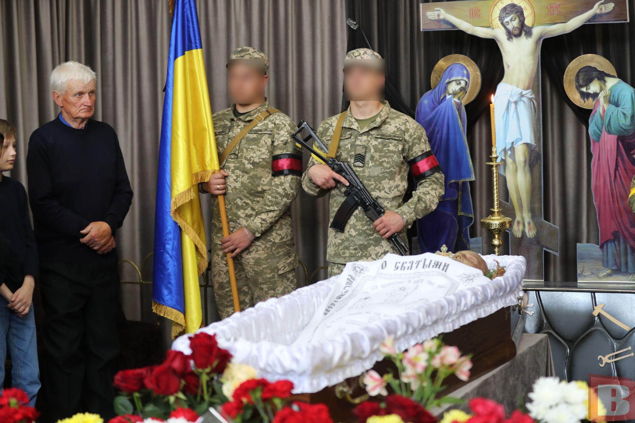 Новини Хмельницького - фото з «Як дітям рости без батька?» У Хмельницькому попрощалися з військовим Миколою Глєбічевим (ФОТО)