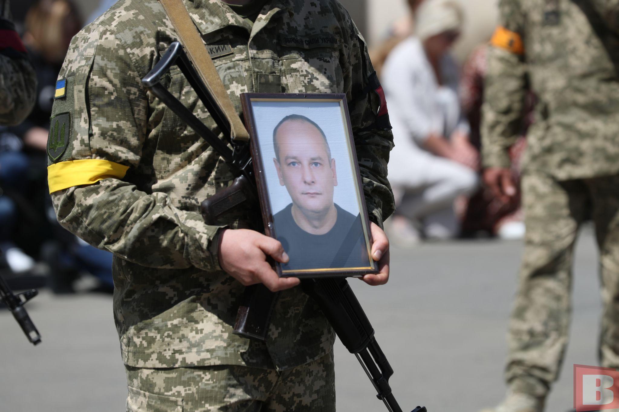 Новини Хмельницького - фото з «Як дітям рости без батька?» У Хмельницькому попрощалися з військовим Миколою Глєбічевим (ФОТО)