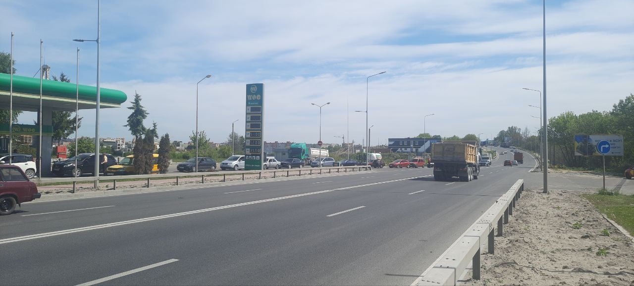 Новини Тернополя - фото з Ціни виросли, а бензину більше не стало. Чи реально знайти пальне у Тернополі — ми перевірили