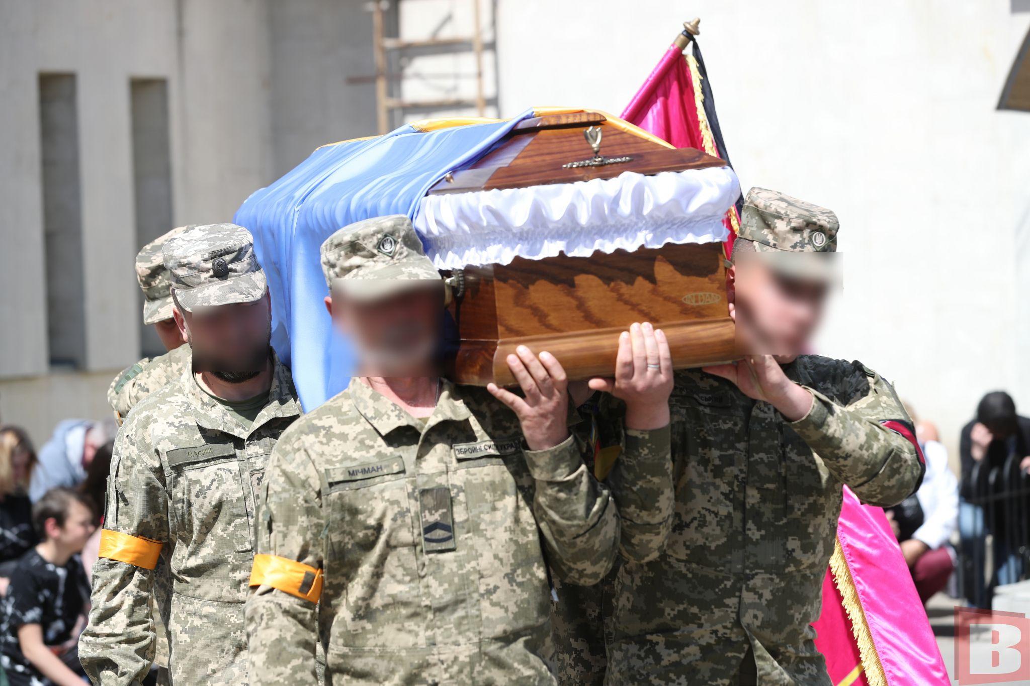 Новини Хмельницького - фото з «Як дітям рости без батька?» У Хмельницькому попрощалися з військовим Миколою Глєбічевим (ФОТО)