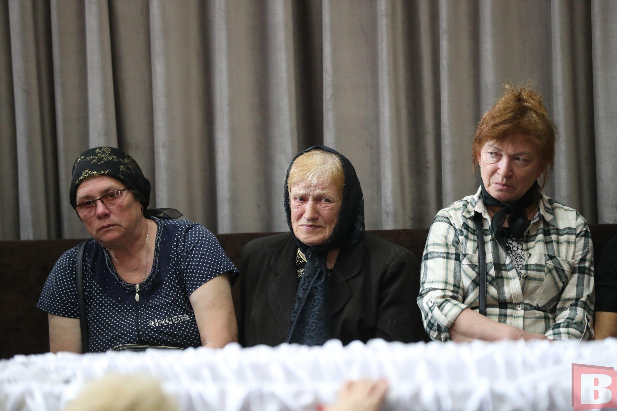 Новини Хмельницького - фото з «Як дітям рости без батька?» У Хмельницькому попрощалися з військовим Миколою Глєбічевим (ФОТО)