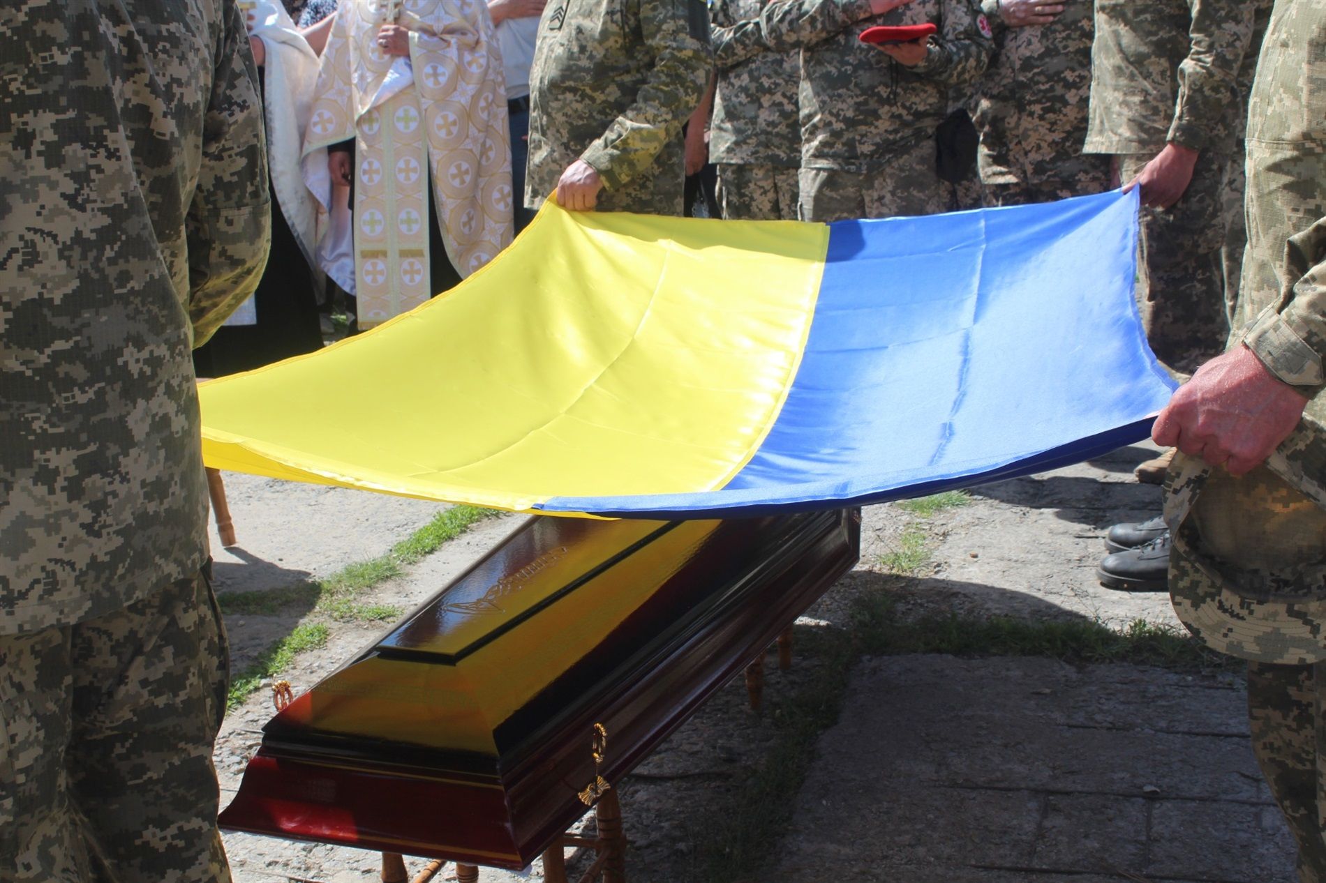 Новини Хмельницького - фото з “Я йду, мамо, захищати вас”: на Хмельниччині попрощалися із трьома полеглими Героями