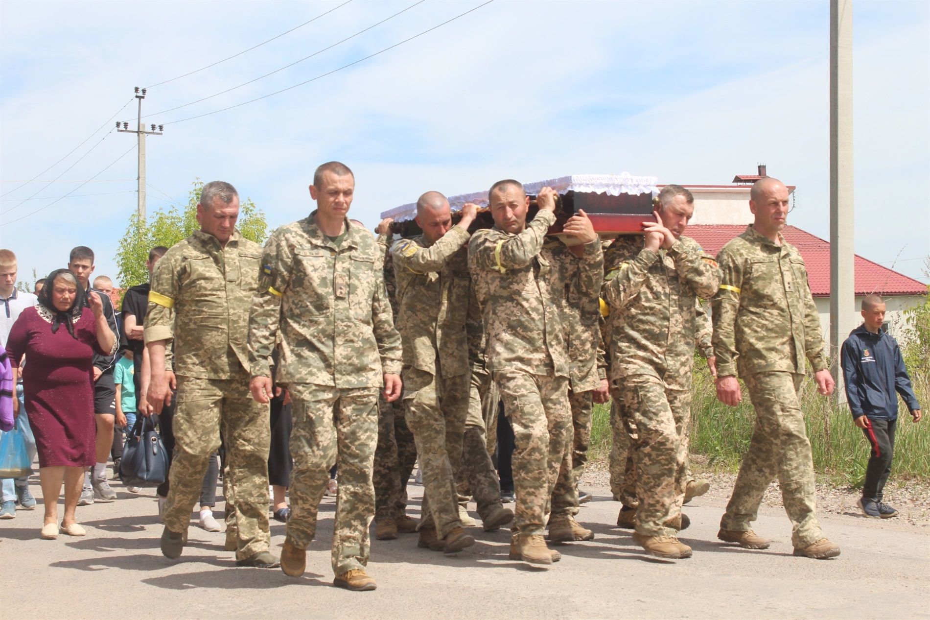 Новини Хмельницького - фото з “Я йду, мамо, захищати вас”: на Хмельниччині попрощалися із трьома полеглими Героями