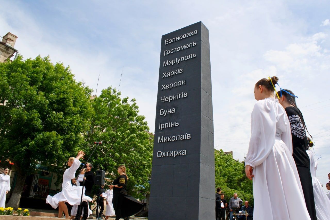 Новини Хмельницького - фото з У Кам’янці відкрили стелу на честь Міст-Героїв України