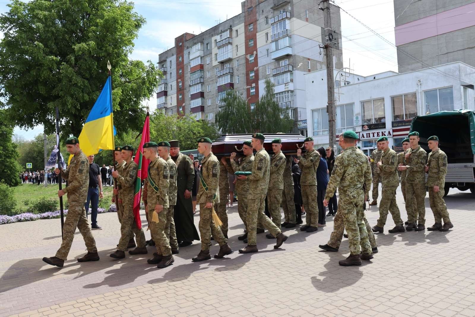 Новини Хмельницького - фото з “Я йду, мамо, захищати вас”: на Хмельниччині попрощалися із трьома полеглими Героями