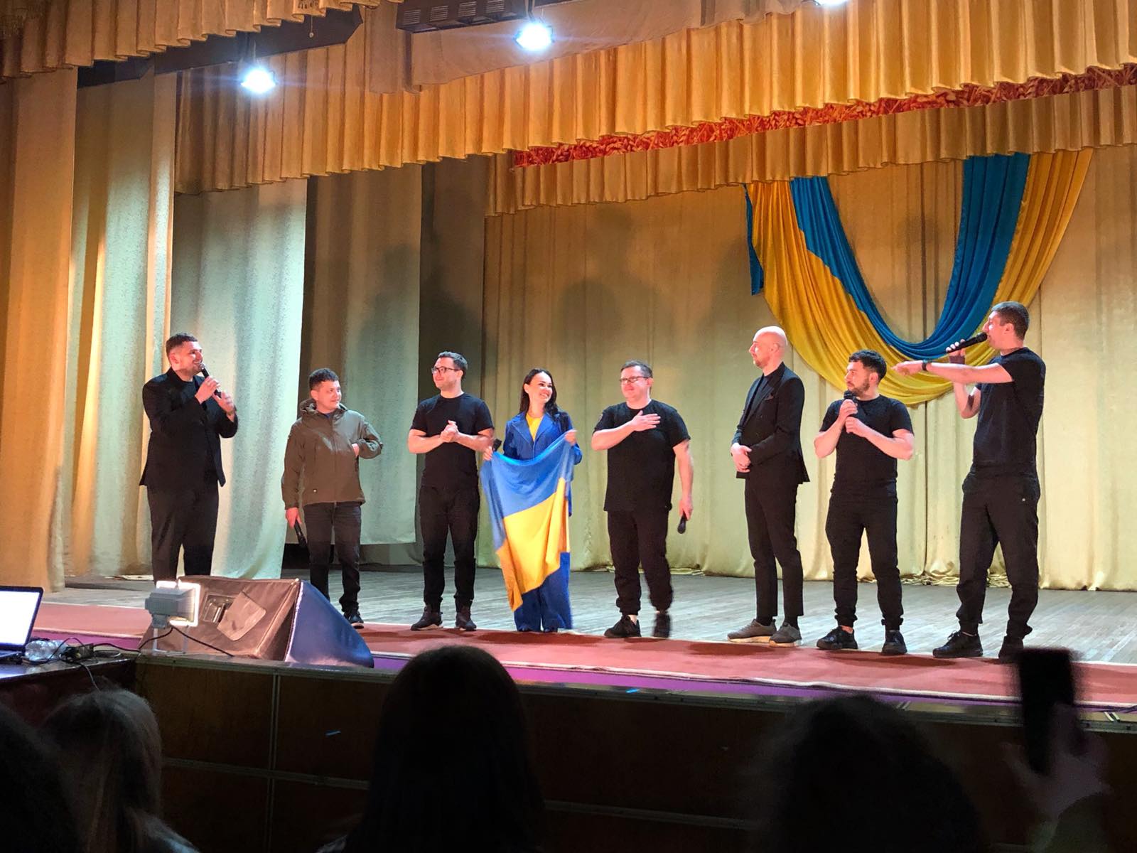 Новини Вінниці - фото з Задля підняття духу. Гумористи Батальйону гарного настрою «Поділля» дають благодійні концерти