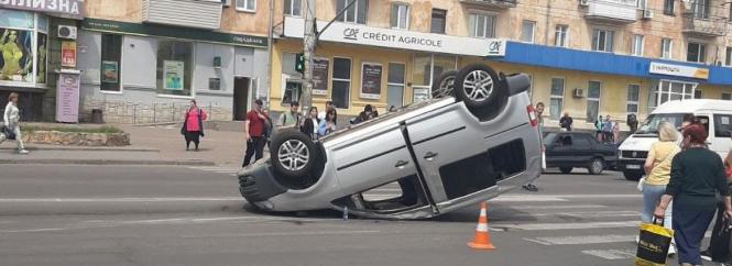 Біля центрального ринку на дах перекинувся Volkswagen