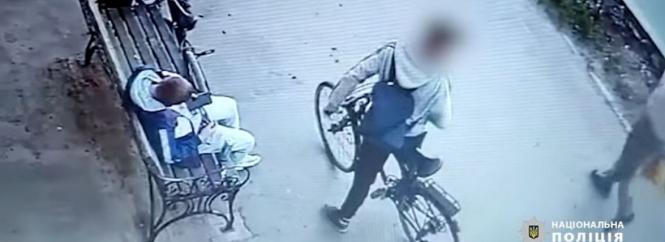 У Бару обікрали чоловіка, який відпочивав на лавці. Вирвали з рук телефон