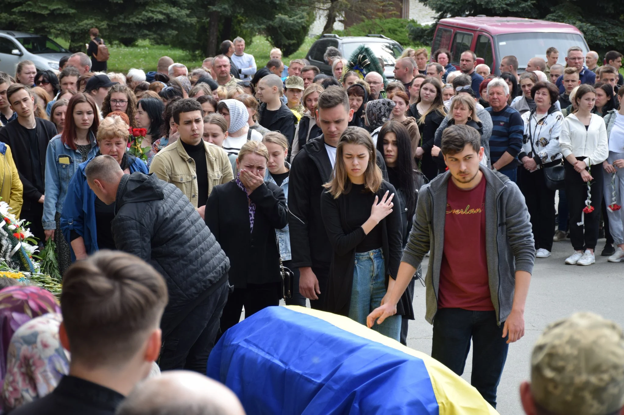 Новини Хмельницького - фото з “Я йду, мамо, захищати вас”: на Хмельниччині попрощалися із трьома полеглими Героями