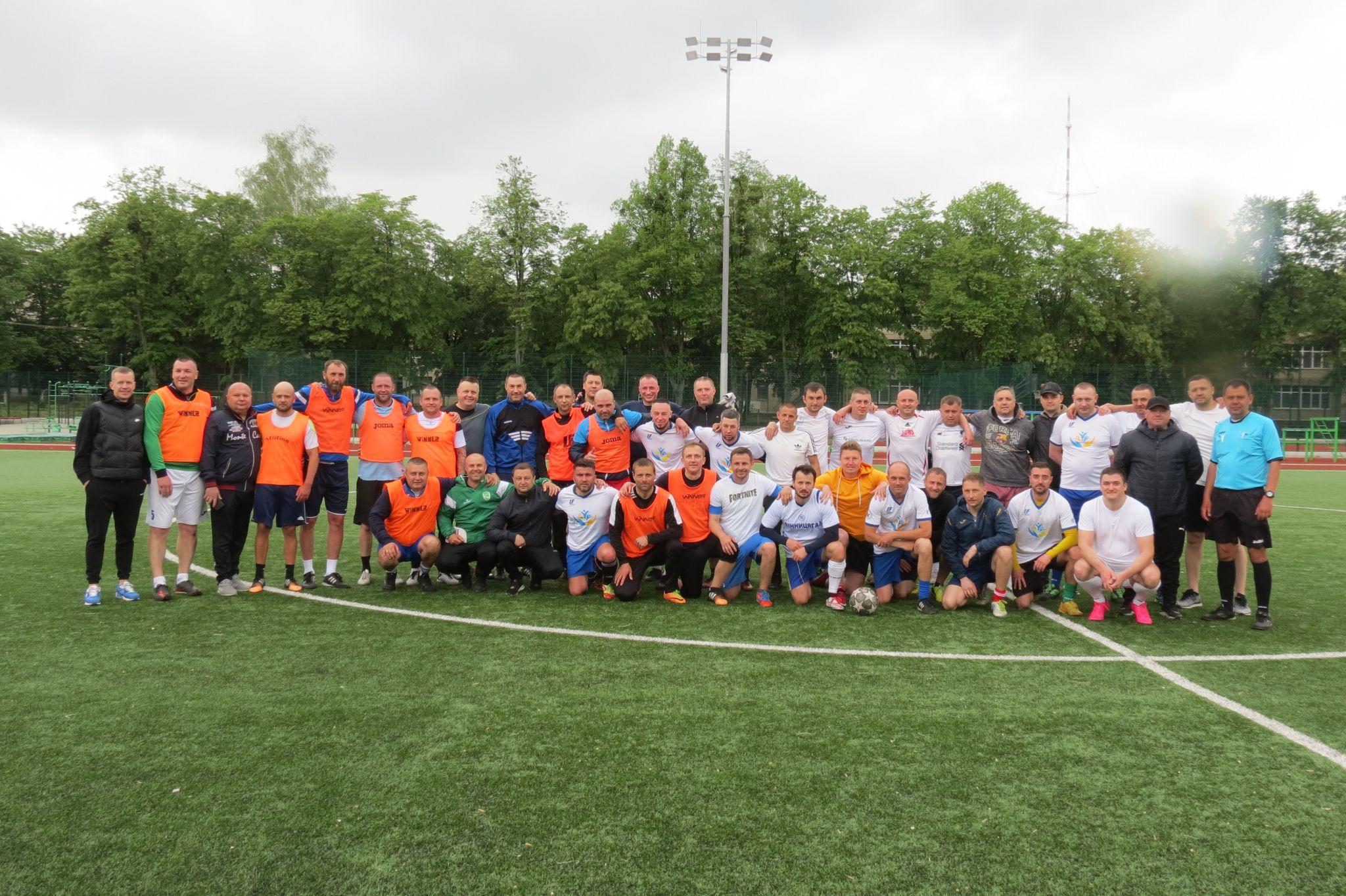 Новини Вінниці - фото з «Нива» проти «Світанку». У щорічному дербі ветеранів футболу міста збирали кошти для ЗСУ