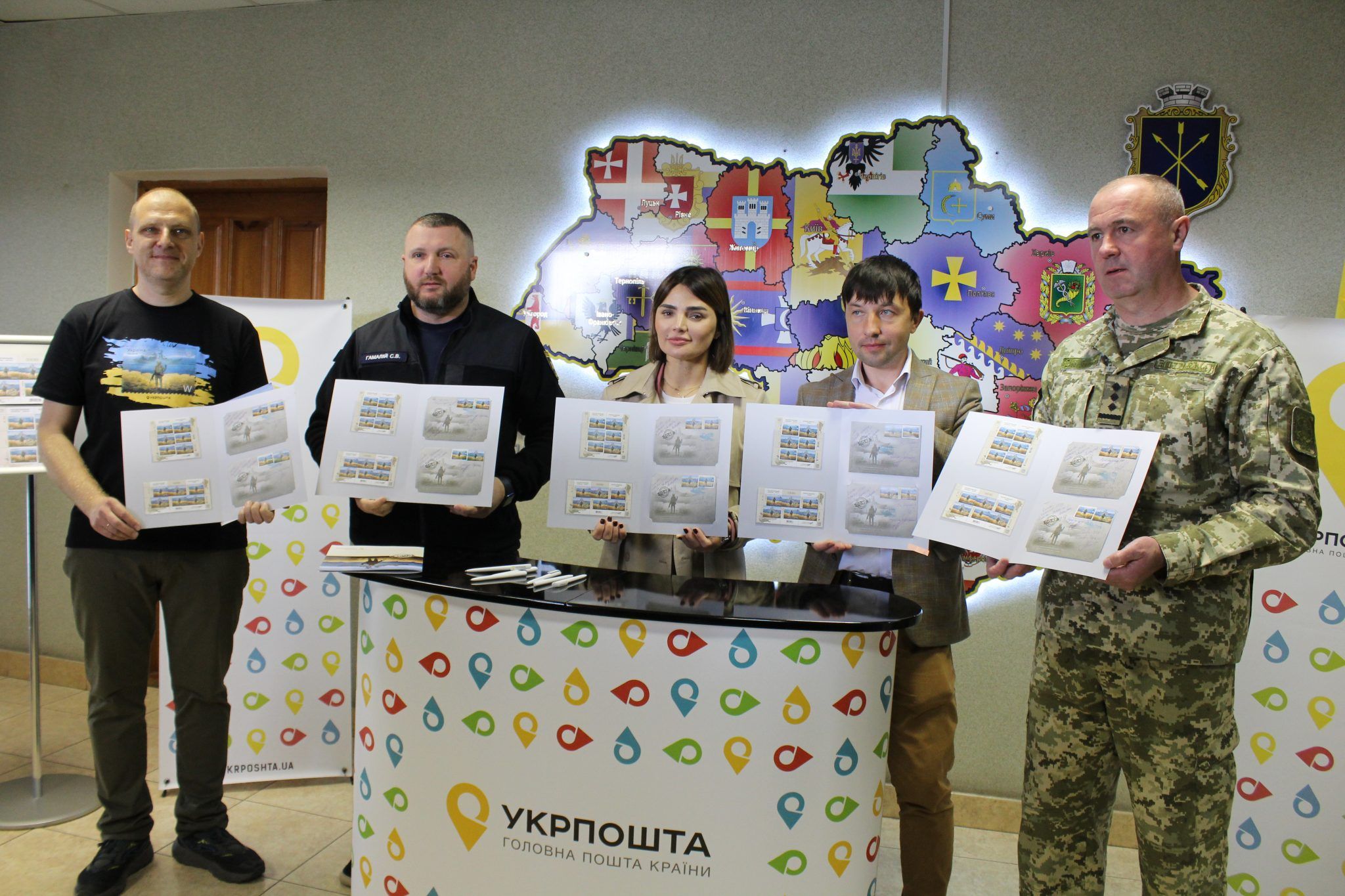 Новини Хмельницького - фото з У Хмельницькому стартував продаж поштової марки “Русскій воєнний корабль… ВСЬО!”