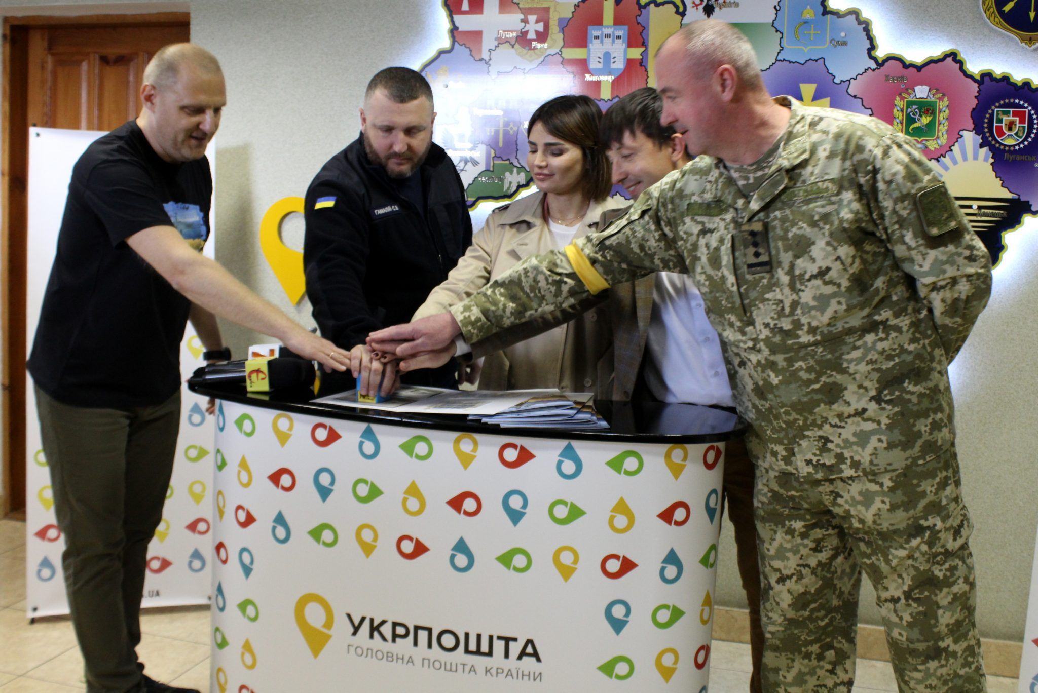 Новини Хмельницького - фото з У Хмельницькому стартував продаж поштової марки “Русскій воєнний корабль… ВСЬО!”