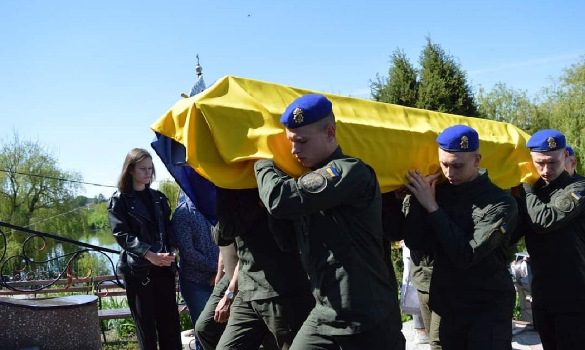 Новини Тернополя - фото з П'ятимісячний Ярчик ніколи не побачить свого тата-Героя. Тернопільщина прощається з Дмитром Головком