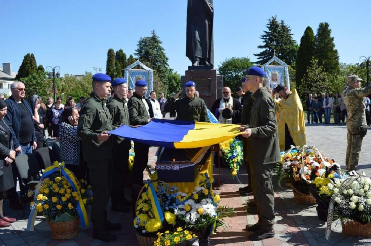 Новини Тернополя - фото з П'ятимісячний Ярчик ніколи не побачить свого тата-Героя. Тернопільщина прощається з Дмитром Головком