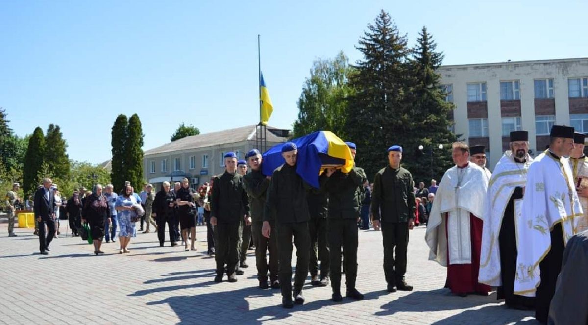 Новини Тернополя - фото з П'ятимісячний Ярчик ніколи не побачить свого тата-Героя. Тернопільщина прощається з Дмитром Головком