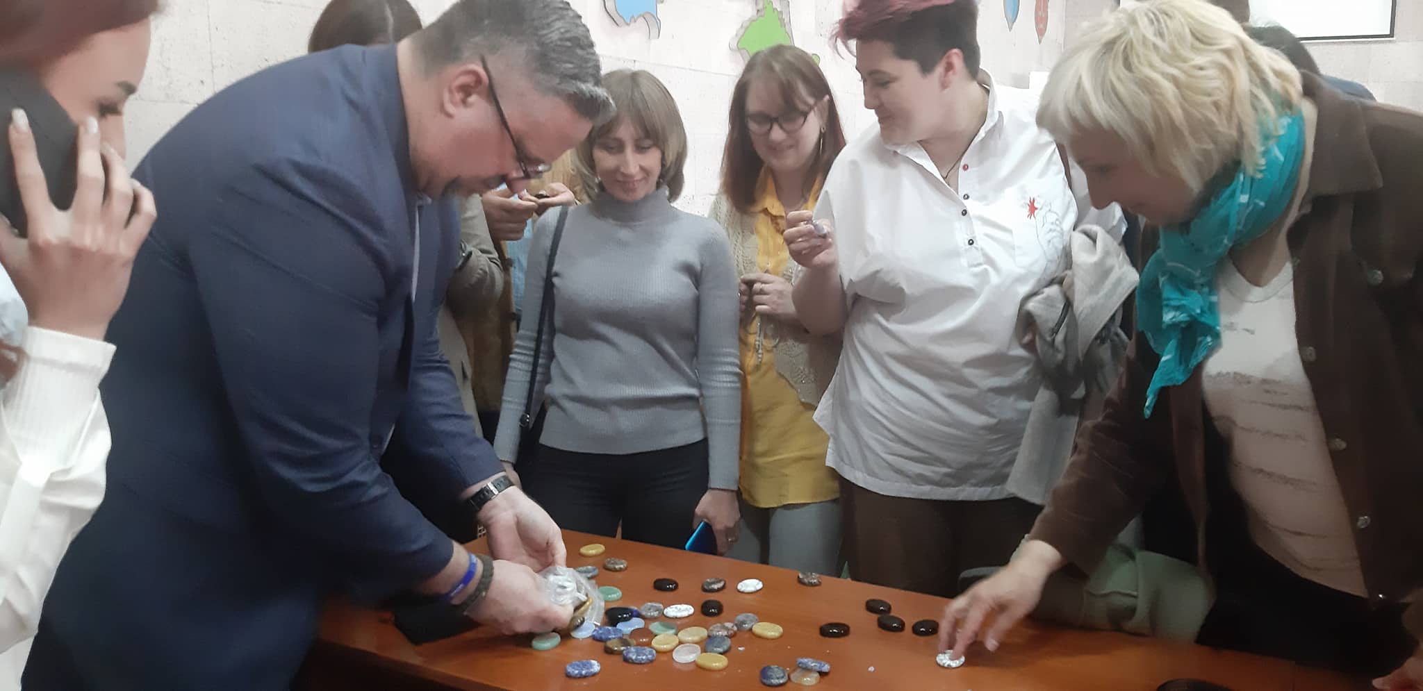 Новини Хмельницького - фото з Камінчики на щастя з Колорадо: в Хмельницькому триває міжнародна конференція з психотерапії (ФОТО)