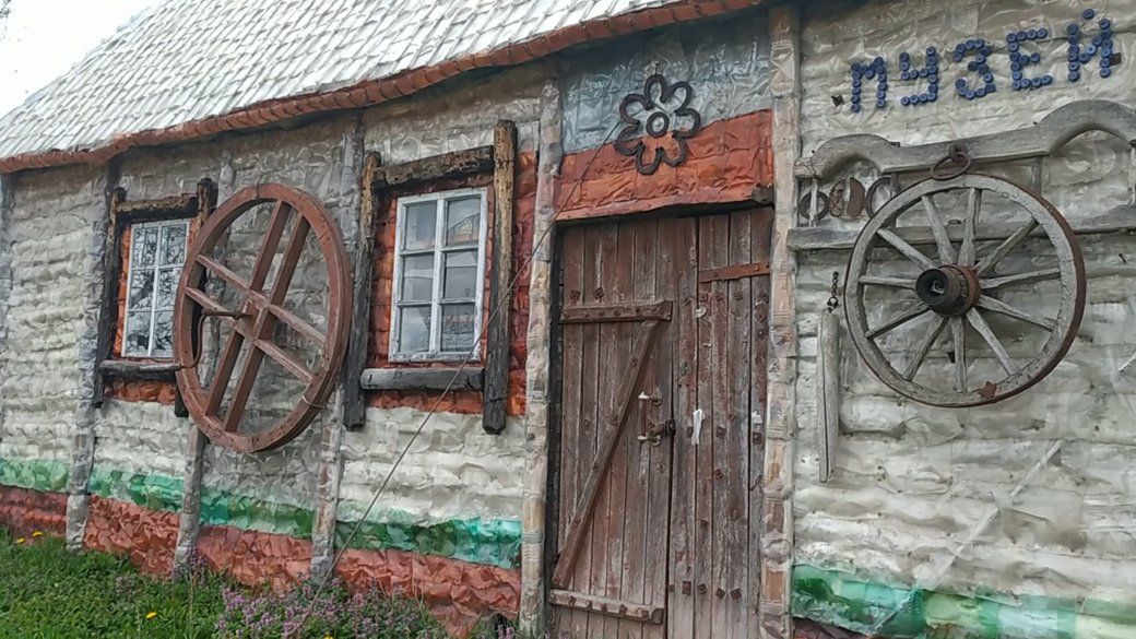 Новини Хмельницького - фото з Чоловік з Хмельниччини збудував хату-музей з пляшок та дерева