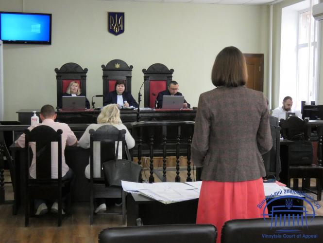 Новини Вінниці - фото з Вбивство Віталіни Плахотнюк: що присудив апеляційний суд кілеру та замовнику? На зображенні може бути: 6 людей, люди стоять, у приміщенні та текст «кий апеляций»