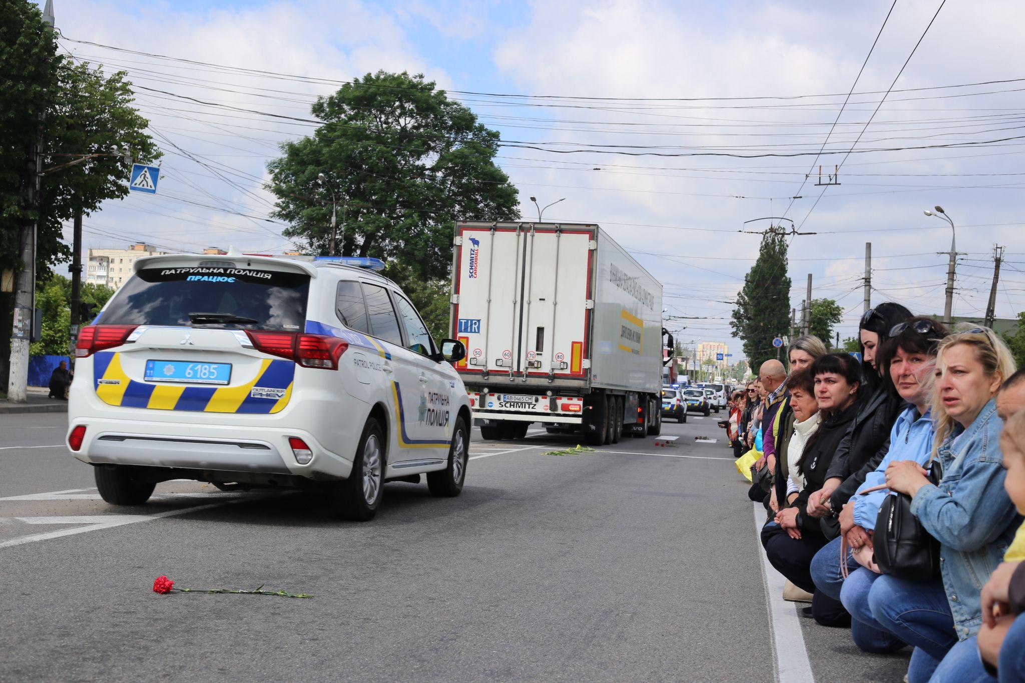 Новини Вінниці - фото з Тисячі вінничан зустріли загиблих Героїв КОРДу коридором вшанування
